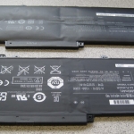 Zum Vergleich: Hinten der beschädigte (aufgeblähte) Samsung-Notebook-Akku) und vorne ein intakter Akku.
