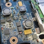 Nahaufnahme Mainboard mit Korrosionsschäden