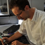 Reparatur Notebook Mainboard Notebook Techniker repariert ein defektes Mainboard