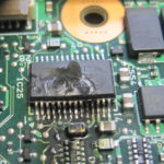 Das beschädigte IC im Panasonic CF 19. Man sieht deutlich die Zerstörung durch die Überspannung. Die Bezeichnung war nur noch in Teilen lesbar
