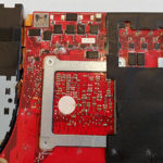 Notebook Flüssigkeitsschaden: Auf der Oberseite des Mainboards lassen sich etliche beschädigte Bereiche erkennen.