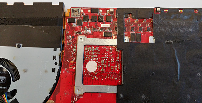 Notebook Flüssigkeitsschaden: Auf der Oberseite des Mainboards lassen sich etliche beschädigte Bereiche erkennen.