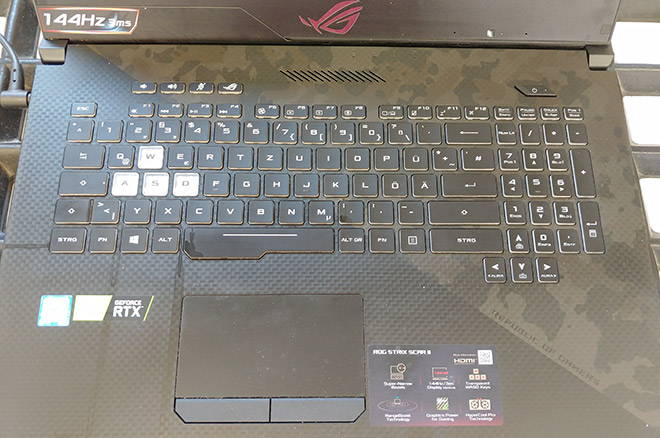 Notebook Flüssigkeitsschaden: Ein genauerer Blick auf die Tastatur des Asus ROG Strix GL704GW ließ nicht Gutes erahnen.