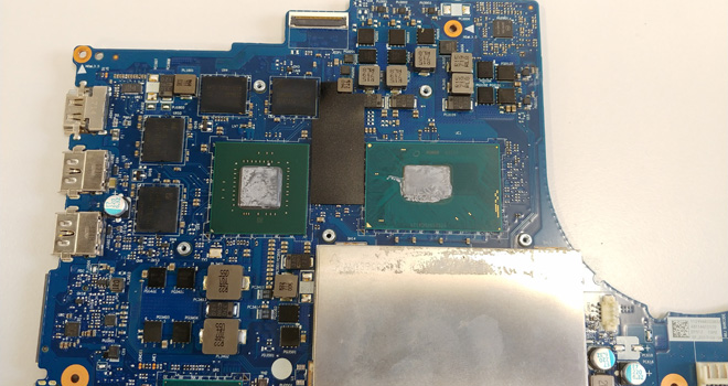 Das Mainboard des Lenovo Y520-15IKBN. Bildmittig (auf den grünen Bereichen) finden sich die CPU und der Grafikchip.