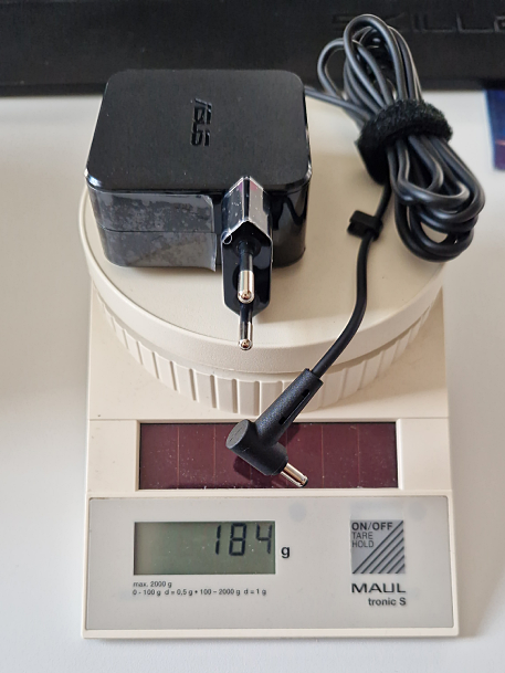 Gefälschtes Asus Netzteil auf der Waage: nur 184 Gramm – Quelle: notebook-doktor.de