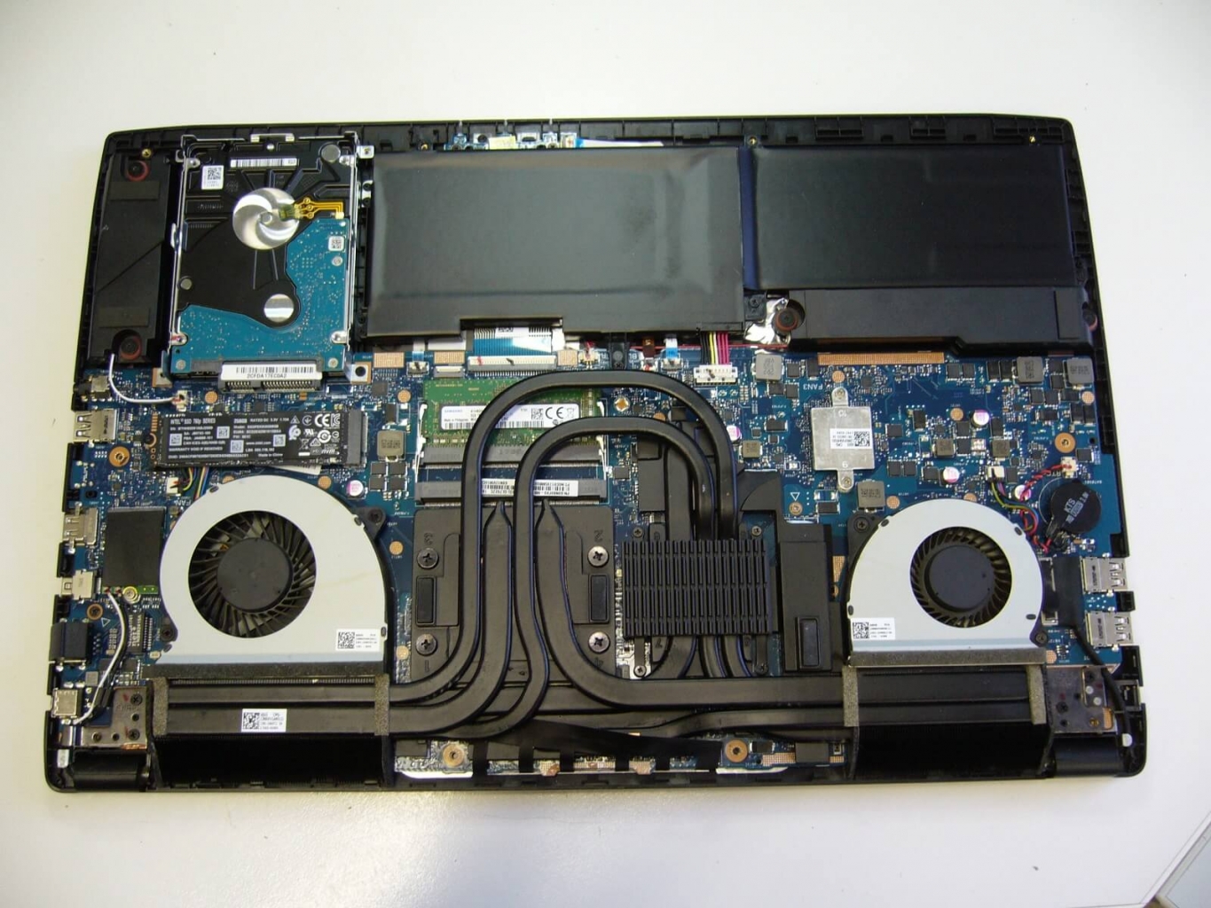 Die Unterseite des Mainboard des ASUS GL702ZC