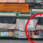 Die neue BIOS-Batterie-Einheit ist im Medion Akoya eingebaut und mit dem Mainboard verbunden.