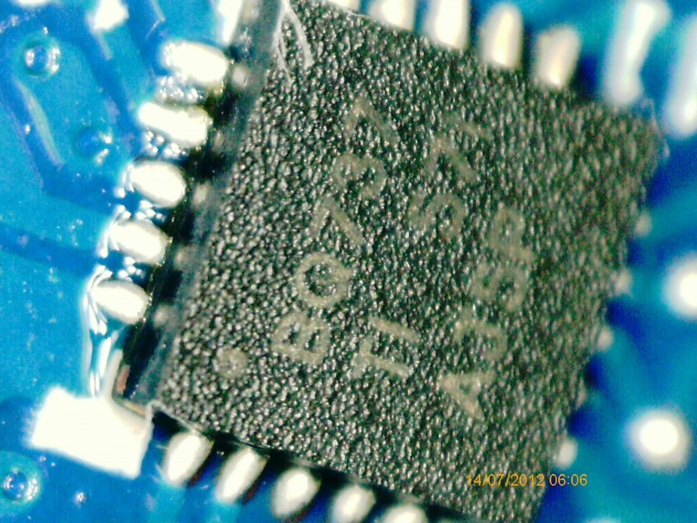 Dieser MOSFET ist im Lenovo Z70 80 dafür verantworlich die anliegende Eingangsspannung in eine niedrigere Spannung um zu wandeln, welche die anderen Komponenten verwenden können.  