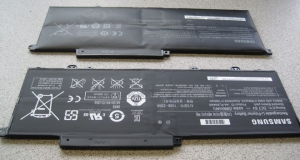Zum Vergleich: Hinten der beschädigte (aufgeblähte) Samsung-Notebook-Akku) und vorne ein intakter Akku.