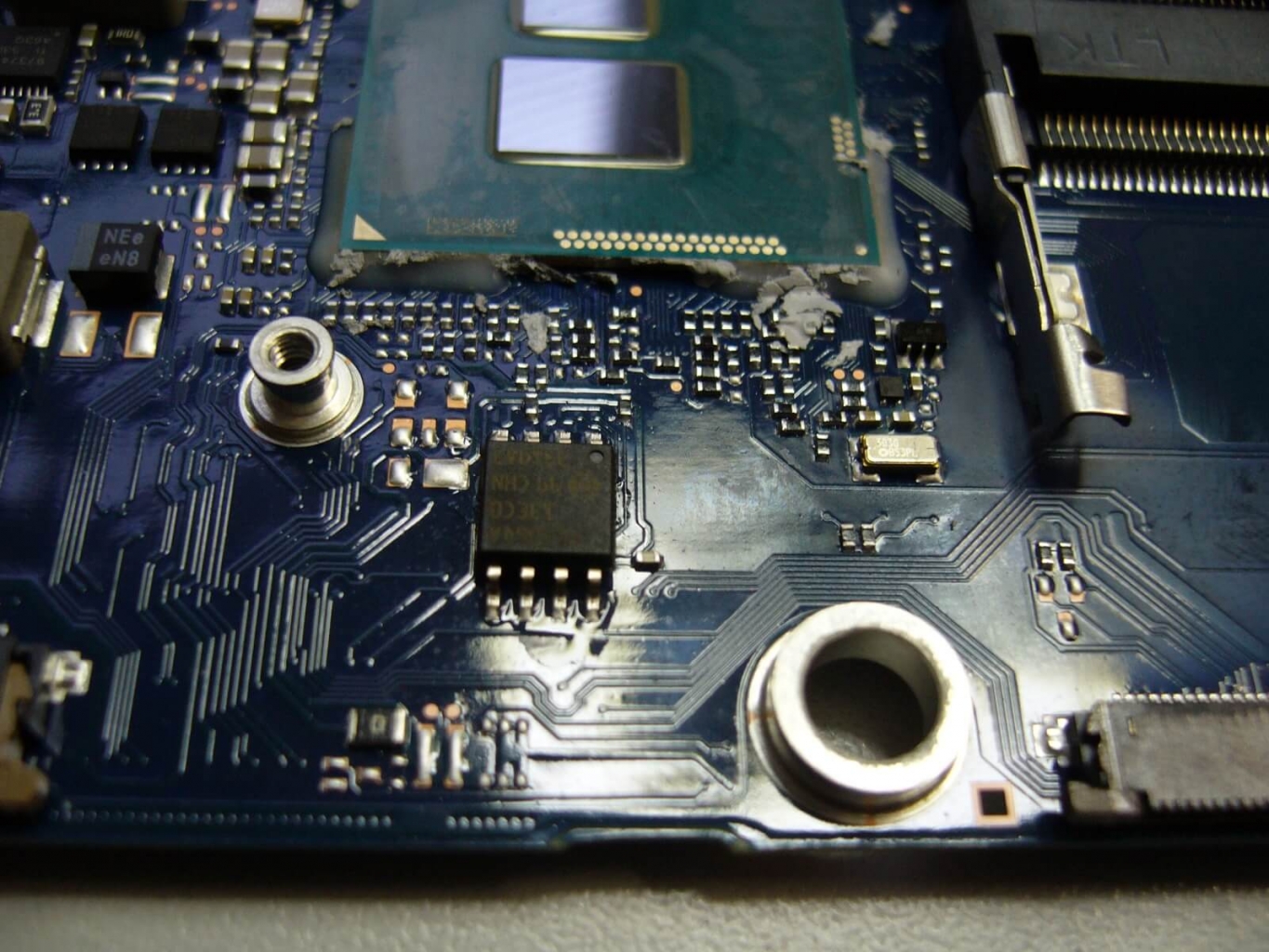 Nahaufnahme des BIOS Chips des Toshiba Portége Z30