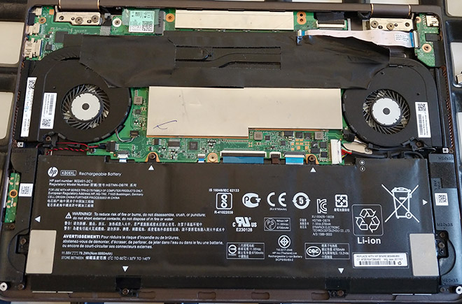 Das geöffnete HP Spectre x360 15-bl030ng nach dem Tausch des Mainboards.