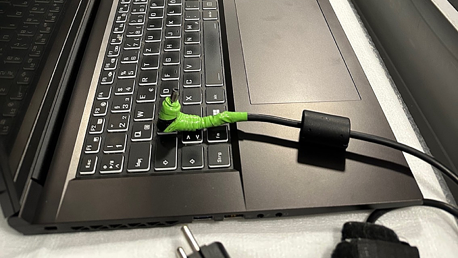 Defektes-Laptop-Ladekabel-beschaedigt