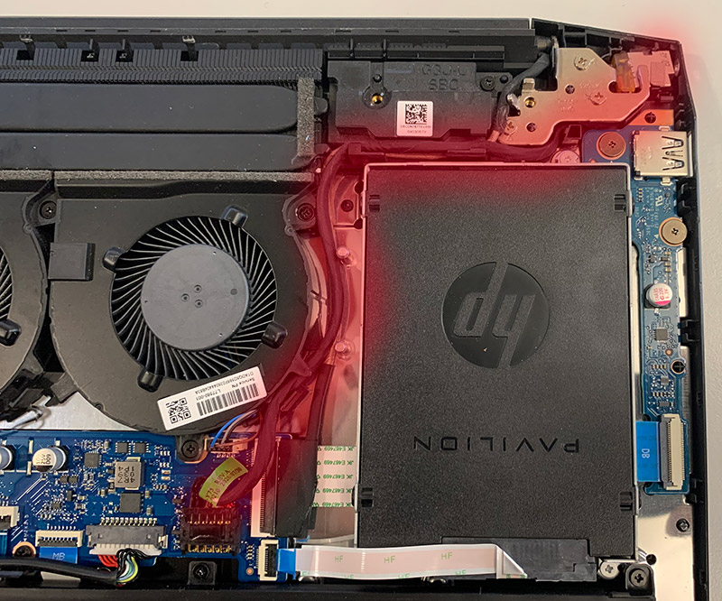 HP Strombuchse defekt: Hier bei geöffneten Gehäuse schön zu sehen die Strombuchse oben rechts und das von der Bucgse zum Mainboard verlaufende Kabel.