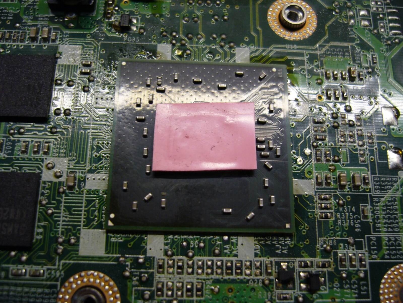 Das rosa Kühlpad auf dem Grafikchip sorgt für einen besseren Hitzetransfer vom Chip auf den Kühler