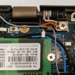 Das ist ein typischer Reparatur-Folgeschaden. Das Orange Kabel wurde beim unsachgemäßen Zusammenbau eines Lenovo Thinkpad X1 Carbon abgeklemmt und ist dadurch gerissen.