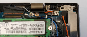Das ist ein typischer Reparatur-Folgeschaden. Das Orange Kabel wurde beim unsachgemäßen Zusammenbau eines Lenovo Thinkpad X1 Carbon abgeklemmt und ist dadurch gerissen.