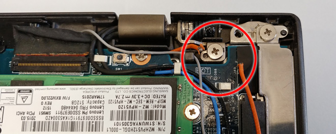 Das ist ein typischer Reparatur-Folgeschaden. Das Orange Kabel wurde beim unsachgemäßen Zusammenbau eines Lenovo Thinkpad X1 Carbon abgeklemmt und ist dadurch gerissen.