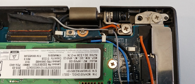 Das ist ein typischer Reparatur-Folgeschaden. Das Orange Kabel wurde beim unsachgemäßen Zusammenbau eines Lenovo Thinkpad X1 Carbon abgeklemmt und ist dadurch gerissen.