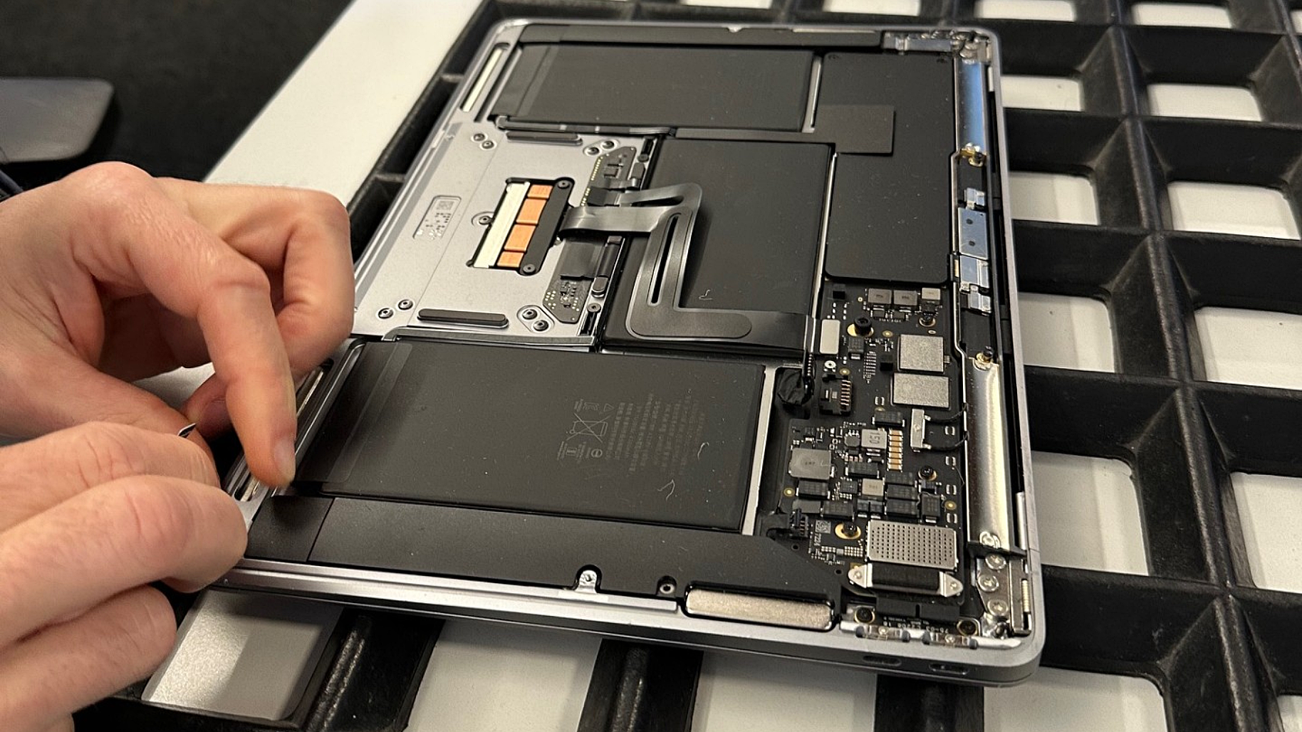 Battery replacement on the MacBook Air M1 (13