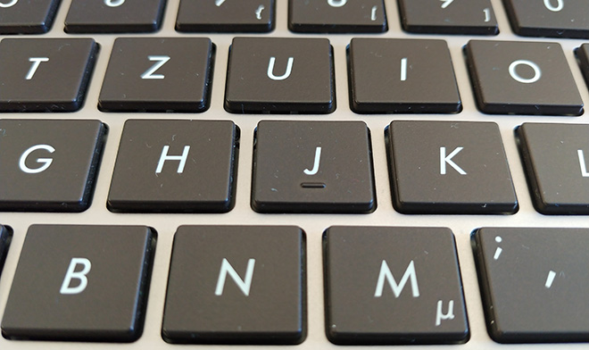 Mainboardtausch am ASUS ZenBook: Detailansicht der unbeleuchteten Tastatur.