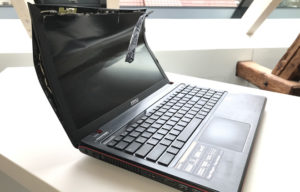 Die Displayeinheit des zum Notebook Displaytausch angemeldeten MSI Notebooks ist komplett verbogen.