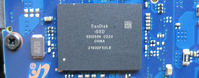 Notebook Flashspeicher defekt. Das Mainboard des Samsung NP 5304UC mit defektem Bauteil.