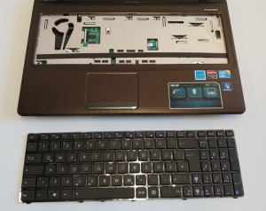 Die Notebook-Tastatur Variante A: Die Tastatur ist von oben in das Notebook-Gehäuse eingelegt. Tastatur ausgebaut.