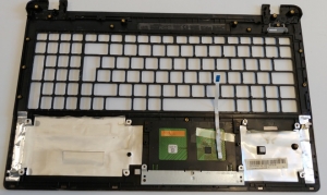 Die Notebook-Tastatur Variante B: Die Notebook-Tastatur ist von hinten in das Top Case geschraubt. Top-Case ohne Tastatur.