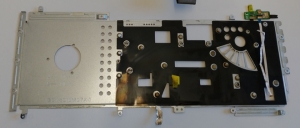 Die Notebook-Tastatur Variante B: Die Notebook-Tastatur ist von hinten in das Top Case geschraubt. Grundplatte der Tastatureinheit.