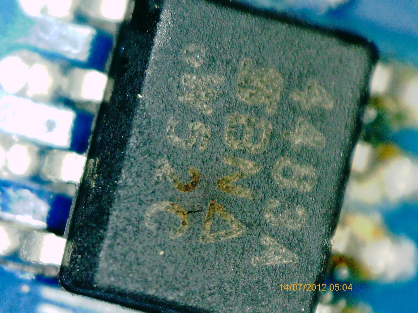 Dieser IC ist im Lenovo Z70 80 für das Laden des Akkus zuständig, allerdings wurde er durch den Defekt eines MOSFETs beschädigt. 