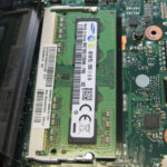 RAM Erweiterung Notebook ASUS S301LA. Nach dem Öffnen der Abdeckung sehen wir eine 4 GB RAM Karte im Steckplatz.