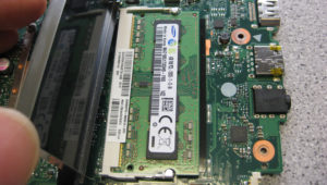 RAM Erweiterung Notebook ASUS S301LA. Nach dem Öffnen der Abdeckung sehen wir eine 4 GB RAM Karte im Steckplatz.