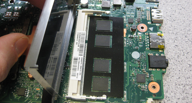 RAM Erweiterung Notebook ASUS S301LA. Nach dem Entfernen der gesteckten 4 GB RAM Karte werden weitere 4 GB RAM On Board sichtbar.