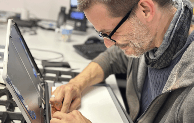 Jan wechselt Displays am Fließband