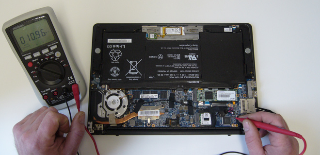 Ermittlung der Fehlerursache warum das Display dunkel bleibt bei einem Sony SVF13 Notebook.