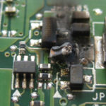 Kurzschluss-Schaden auf dem Mainboard im Bereich der Displayansteuerung.