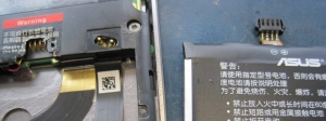 Hier rechts am ausgebauten Akku sichtbar: Das kurze Folienkabel und der entsprechende Stecker, welche den Akku mit dem ASUS Pafone 2 A68 Smartphone verbinden.
