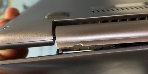 Der Displaydeckel des ASUS UX 303L wackelt deutlich. Grund ist die gebrochene Scharnieraufnahme im Displaydecel des Notebooks. Auch die Scharnierabdeckung ist beschädigt.