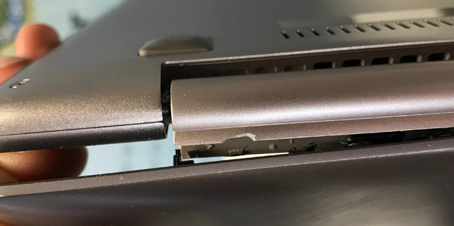 Der Displaydeckel des ASUS UX 303L wackelt deutlich. Grund ist die gebrochene Scharnieraufnahme im Displaydecel des Notebooks. Auch die Scharnierabdeckung ist beschädigt.