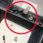 Im Displaydeckel des ASUS UX 303L Notebooks ist der Kunststoff, der die Gewinde der Scharnieraufnahme umgibt, an mehreren Stellen gebrochen.