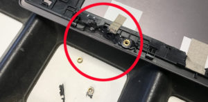 Im Displaydeckel des ASUS UX 303L Notebooks ist der Kunststoff, der die Gewinde der Scharnieraufnahme umgibt, an mehreren Stellen gebrochen.