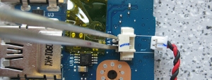 Die BIOS-Batterie ist abgesteckt und die Kontakte am Steckverbinder werden für ein paar Sekunden kurzgeschlossen.