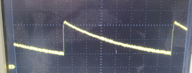 Unglaublich, das defekte Netzteil lieferte eine Sägezahnspannung mit Spitzenwerten von bis zu 32 Volt. Ein klassisches Bild bei ausgefallener Regelschleife.