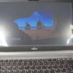 Nach der Reparatur des Kurzschlusses auf dem Mainboard und dem Austauschen des gerissenen Displays gegen das richtige Ersatz-Display funktioniert das Fujitsu Lifebook E744 wieder korrekt. Hier zu sehen: Die erste Inbetriebnahme nach der abgeschlossenen Reparatur.