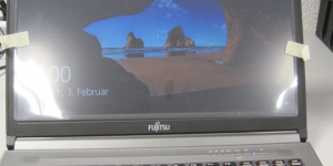 Nach der Reparatur des Kurzschlusses auf dem Mainboard und dem Austauschen des gerissenen Displays gegen das richtige Ersatz-Display funktioniert das Fujitsu Lifebook E744 wieder korrekt. Hier zu sehen: Die erste Inbetriebnahme nach der abgeschlossenen Reparatur.