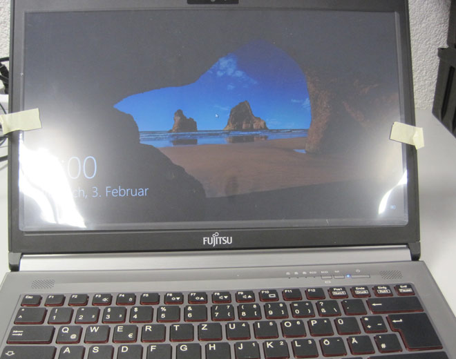 Nach der Reparatur des Kurzschlusses auf dem Mainboard und dem Austauschen des gerissenen Displays gegen das richtige Ersatz-Display funktioniert das Fujitsu Lifebook E744 wieder korrekt. Hier zu sehen: Die erste Inbetriebnahme nach der abgeschlossenen Reparatur.