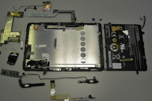 Kleiner Schaden, großer Aufwand. Das Tablet PC musste für die Reparatur komplett zerlegt werden.