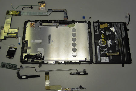 Kleiner Schaden, großer Aufwand. Das Tablet PC musste für die Reparatur komplett zerlegt werden.