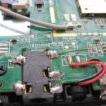 Schön zu sehen sind die Fädeldrahtverbindungen von zwei Lötpads der Kopfhörerbuchse zu den messtechnisch ermittelten potentialgleichen Anschlusspunkten auf der SMD-Platine.