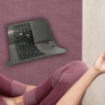 Wenn Laptops Yoga machen… aber nicht dafür gebaut sind! Oder ist die Tastatur für die Lenovo Yoga Serie?! Unser Lieferant hat wohl gedacht, wir testen die Flexibilität unserer Ware. Man könnte meinen, die Verpackung sei ein moderner Akrobatikact, das die Kunst des Krummlabens perfekt beherrscht. Aber keine Sorge: Wir schicken eure Bestellungen garantiert transportsicher raus! Schließlich will niemand einen Laptop mit "leichtem" Biegeschaden oder eine Tastatur, die auf Wunsch eine eigene kleine Yoga-Übung bemerkt.